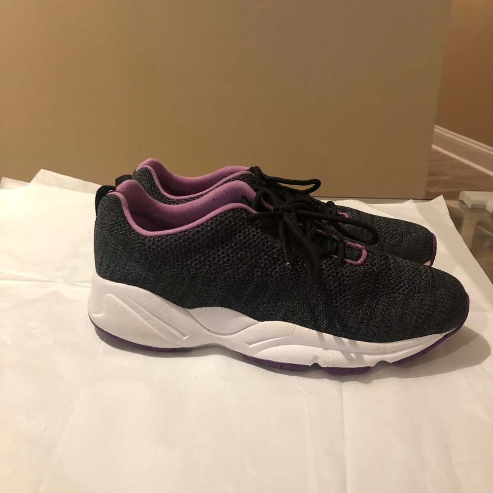 Propet Stability Fly WAA072M Walking Shoes, Women's Size 8.5W(D), Black/Berry.